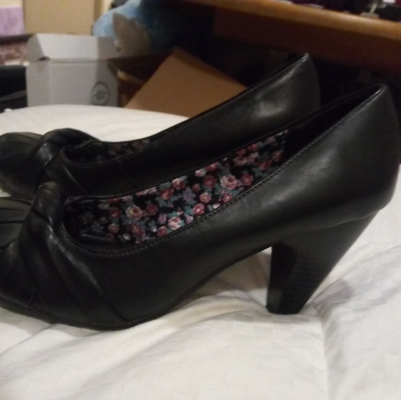 580) women's shoes. Unlimited. Kenneth Cole production - Picture 2 of 7